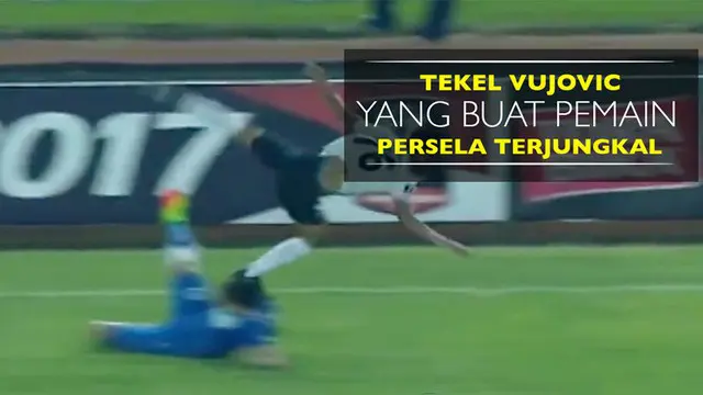 Berita video momen tekel berbahaya Vladimir Vujovic saat Persib menang atas Persela 2-0 di Grup 3 Piala Presiden 2017.