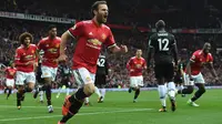 Juan Mata mencetak satu gol pembuka saat Manchester United melawan Crystal Palace pada pekan ketujuh Premier League di Old Trafford, Manchester (30/9/2017). MU menang telak 4-0. (AFP/Paul Ellis)