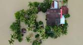 Foto udara menunjukkan sebuah rumah yang terendam banjir di Kangar, negara bagian Perlis, Malaysia utara, pada Jumat 28 November 2025. Hujan deras tanpa henti sejak awal pekan membuat aliran sungai di sejumlah wilayah Malaysia Utara meluap, hingga akhirnya merendam kawasan permukiman. (Mohd RASFAN/AFP)