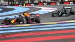 Pembalap Max Verstappen (kiri) memimpin di sebelah pembalap Lewis Hamilton pada pertandingan F1 GP Prancis di Sirkuit Paul Ricard, Le Castellet, Prancis, Minggu (20/6/2021). Max Verstappen tercepat di F1 GP Prancis. (AP Photo/Francois Mori)