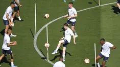 Para pemain Rangers berlatih selama sesi latihan di Stadion Ramon Sanchez-Pizjuan di Seville, Spanyol (17/5/2022). Glasgow Rangers dan Eintracht Frankfurt menggelar sesi latihan di stadion jelang final Liga Europa di Seville. (AP Photo/Jose Breton)