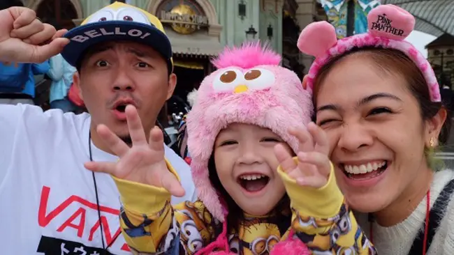 Ananda Omesh dan keluarga saat liburan ke Jepang. (Instagram)
