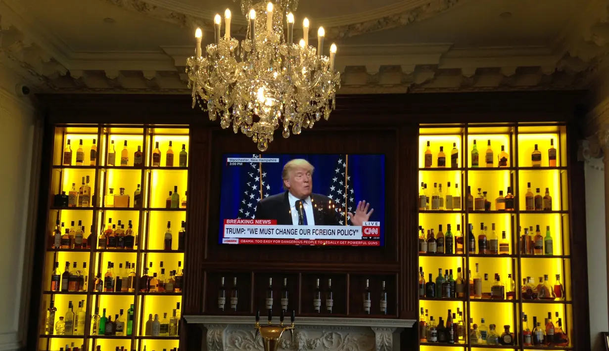 Kandidat calon Presiden dari Partai Republik, Donald Trump terlihat di layar TV yang dipasang di bar hotel Golf Resort Trump Turnberry milik Donald Trump di Skotlandia, Inggris, 13 Juni 2016. (REUTERS/Tom Bergin)