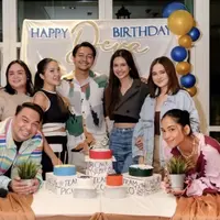 Untuk pertama kalinya, Deva merayakan ulang tahun sebagai seorang suami dari Mikha Tambayong yang dirayakan sederhana bersama kerabatnya. @ederzacharis.