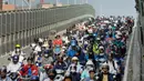 Antrean pengendara sepeda motor yang akan melintas pada jam sibuk pagi hari di Jembatan Taipei, China (21/5). Dalam video tersebut meski kondisi jalan padat, tetapi tetap rapih dan tertib. (AFP Photo/Chris Stowers)