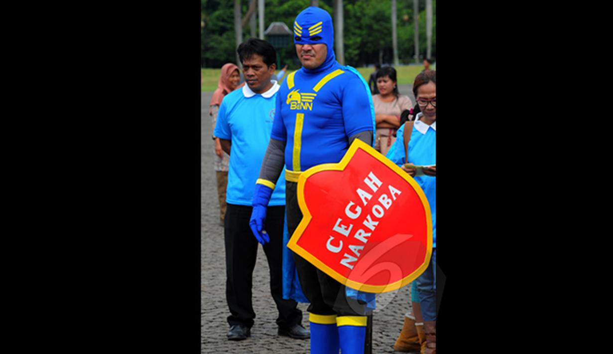 Seorang mengunakan pakaian seperti super hero saat deklarasi Gerakan Wajib Lapor Bagi 100.000 pecandu narkoba di Monas, Jakarta, Sabtu,(28/2/2015). (Liputan6.com/Faisal R Syam)