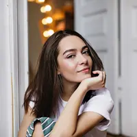 ilustrasi perempuan cantik/photo created by lookstudio - www.freepik.com