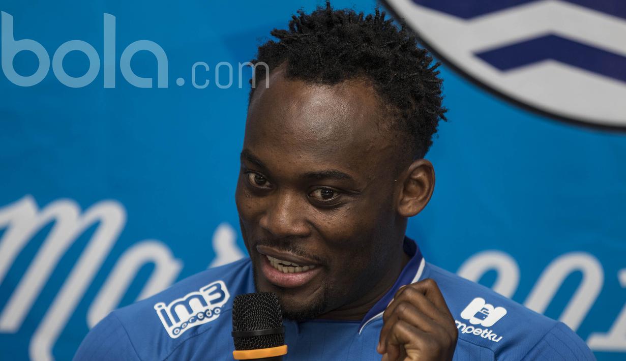 Gelandang Persib Bandung, Michael Essien, menjawab pertanyaan wartawan saat jumpa pers. Pada keterangannya, pria Ghana itu membantah kedatangannya ke Indonesia hanya karena uang. (Bola.com/Vitalis Yogi Trisna)
