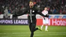 Neymar merayakan gol kedua PSG yang ia cetak pada menit ke-40 pada laga lanjutan Grup C Liga Champions yang berlangsung di stadion Rajko Mitic, Rabu (12/12). PSG menang 4-1 atas Red Star Belgrade. (AFP/Franck Fife)