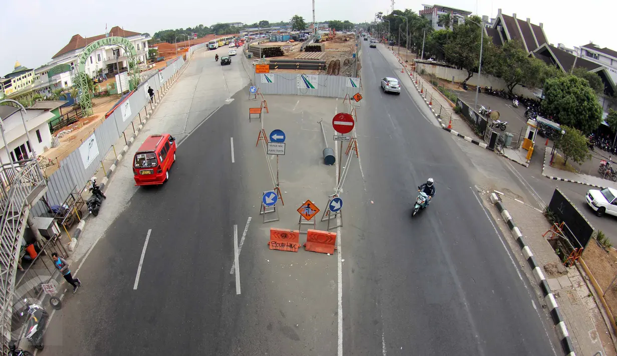 Kendaraan melewati proyek pembangunan MRT di kawasan Lebak Bulus, Jakarta, Kamis (23/7/2015). Kondisi jalan di Jakarta diprediksi akan normal pada 27 Juli mendatang pasca cuti bersama libur Lebaran selesai. (Liputan6.com/Helmi Afandi)