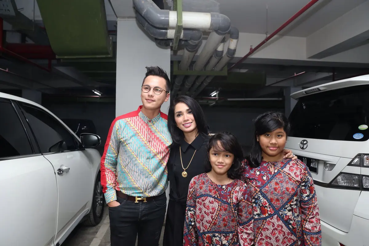 Andhika Pratama dan Ussy Sulistiawaty serta anak