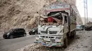 Sebuah truk yang rusak di sepanjang jalan raya terlihat setelah gempa bumi di Tang-e Tashkurgan, distrik Khulm, provinsi Samangan, pada Senin 3 November 2025. Untuk diketahui, Afghanistan merupakan wilayah rawan gempa bumi karena terletak di atas sejumlah jalur patahan, tempat pertemuan lempeng tektonik India dan Eurasia. (Atif Aryan/AFP)