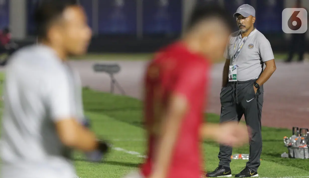 Pelatih Timnas Indonesia U-19, Fakhri Husaini saat laga melawan Timor Leste pada laga kualifikasi Grup K Piala AFC U-19 2020 di Stadion Madya Gelora Bung Karno, Jakarta, Rabu (6/11/2019). Indonesia unggul 3-1. (Liputan6.com/Helmi Fithriansyah)
