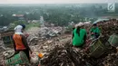 Sejumlah pemulung saat berada ditumpukan sampah di TPA Bantar Gebang, Kota Bekasi, Jawa Barat.  (Liputan6.com/Yoppy Renato)