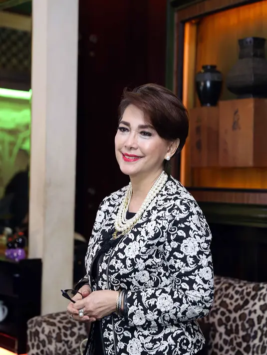 Namun, Widyawati enggan menangis secara berlebihan. Dalam mengobati rasa rindu akan mendiang suami, Widya mengatakan tak pernah meninggalkan rutinitasnya untuk mendatangi makam sang suami. (Nurwahyunan/Bintang.com)