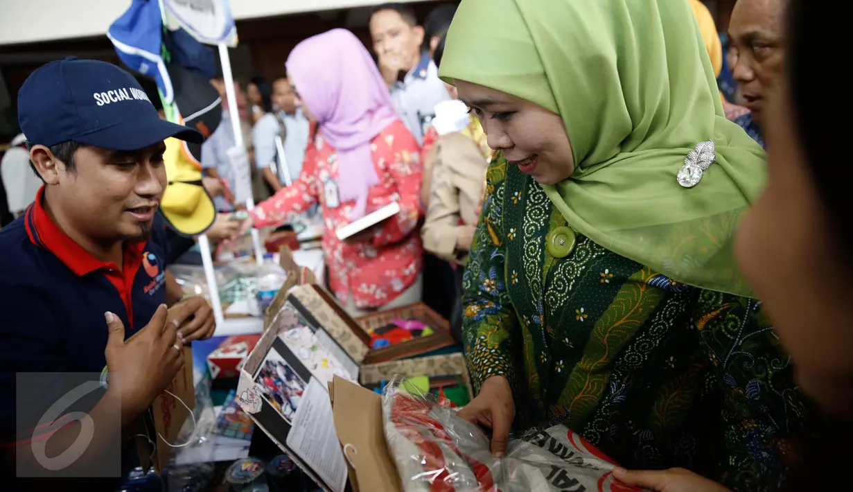 Mensos Khofifah mengunjungi stand para pekerja sosial usai Seminar Internasional memperingati Hari Pekerja Sosial di Jakarta, Selasa (16/3/2016). (Liputan6.com/Faizal Fanani)
