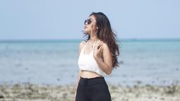 Menilik dari laman Instagramnya, sepertinya kacamata adalah fashion item favorit Zulfa Maharani ketika liburan. Kenakan kacamata ketika menikmati keindahan alam terasa jadi lebih syahdu dan bebas menikmati pemandangan sekitar tanpa terganggu karena teriknya sinar matahari yang menyilaukan mata. (Liputan6.com/IG/@zulfamaharani)