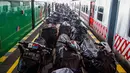 Sebelumnya diketahui, program Angkutan Motor Gratis dengan Kereta Api (Motis) yang diselenggarakan Kementerian Perhubungan memberangkatkan pemudik beserta kendaraannya dari Stasiun Pasar Senen, Jakarta, menuju Stasiun Lempuyangan, Yogyakarta, pada Jumat (13/3/2026). Tampak dalam foto, sepeda motor yang dibungkus terlihat di peron setelah diturunkan dari gerbong barang kereta api di stasiun kereta api Lempuyangan, Yogyakarta pada 14 Maret 2026. (DEVI RAHMAN/AFP)