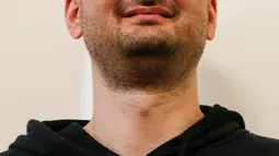 Wartawan terkemuka Rusia, Arkady Babchenko dalam konferensi pers di Dinas Keamanan Ukraina, Rabu (30/5). Badan keamanan negara itu mengatakan kematian Babchenko dipalsukan untuk menggagalkan rencana pembunuhan terhadap Babchenko. (AP/Efrem Lukatsky)