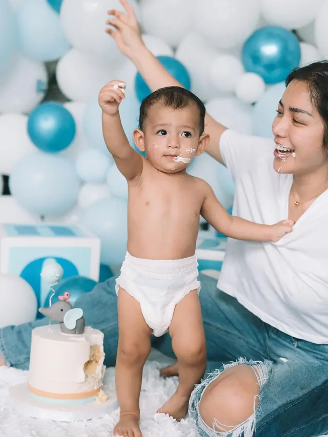 Perayaan ulang tahun baby Don yang pertama. (Foto: Instagram/inijedar)