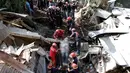 Tim penyelamat mengevakuasi korban longsor di Santa Catarina Pinula, Guatemala (2/10/2015).  Menurut media lokal, enam mayat ditemukan dari lumpur, dan sekitar 40 rumah hancur, setelah tanah longsor yang disebabkan hujan lebat. (REUTERS/Josue Decavele)