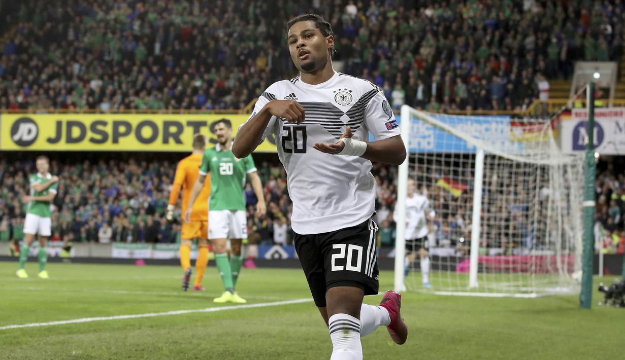 Gelandang Jerman, Serge Gnabry, merayakan gol yang dicetaknya ke gawang Irlandia Utara pada laga Kualifikasi Piala Eropa 2020 di Windsor Park, Belfast, Senin (9/9). Irlandia Utara kalah 0-2 dari Jerman. (AFP/Paul Faith)