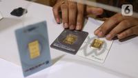 Pegawai menunjukkan emas batangan 24 karat di gerai Galeri 24, kawasan Kebayoran Baru, Jakarta, Kamis (5/8/2021). Harga emas yang dijual PT Aneka Tambang Tbk dijual lebih murah Rp 2.000 per gram pada hari ini ke posisi Rp 941 ribu per gram. (Liputan6.com/Angga Yuniar)