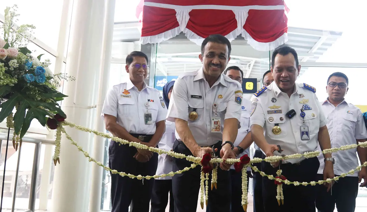 Wali Kota Jakarta Timur, Muhammad Anwar, bersama Kepala Badan Pengelola Transportasi Jabodetabek (BPTJ), Umar Aris, meresmikan integrasi Halte Transjakarta Jatinegara 2 dengan Stasiun Kereta Api Jatinegara di Jakarta Timur, Rabu (4/1/2023). PT Transportasi Jakarta (Transjakarta) merampungkan pengerjaan Halte Stasiun Jatinegara 2 yang terintegrasi langsung dengan Stasiun Kereta Api Jatinegara. (Liputan6.com/Herman Zakharia)