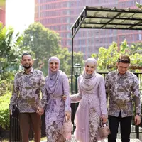 Zaskia Sungkar mengenakan kebaya beraksen tulle yang manis dan kain batik.  Penampilannya dilengkapi dengan tas Lady Dior dan heels silver  [@shireensungkar/@zaskiasungkar15]