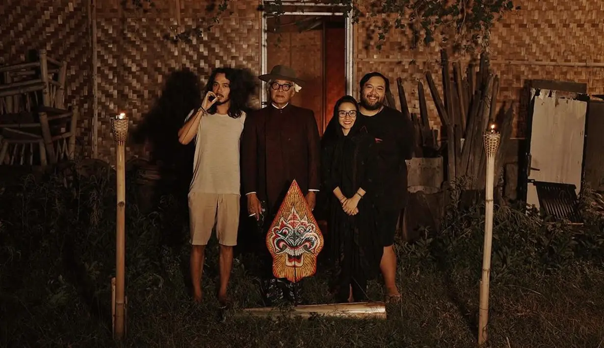 Berdua dalam waktu dua tahun, Cita dan Didi melaluinya dengan bahagia dan saling mendukung dalam karier. Cita yang baru saja merilis karya musik terbarunya berjudul Titik Tiga, rupanya dibantu suami dalam proses penggarapannya. Didi berperan sebagai komposer sekaligus arranger musik. (Liputan6.com/IG/@cita_rahayu)