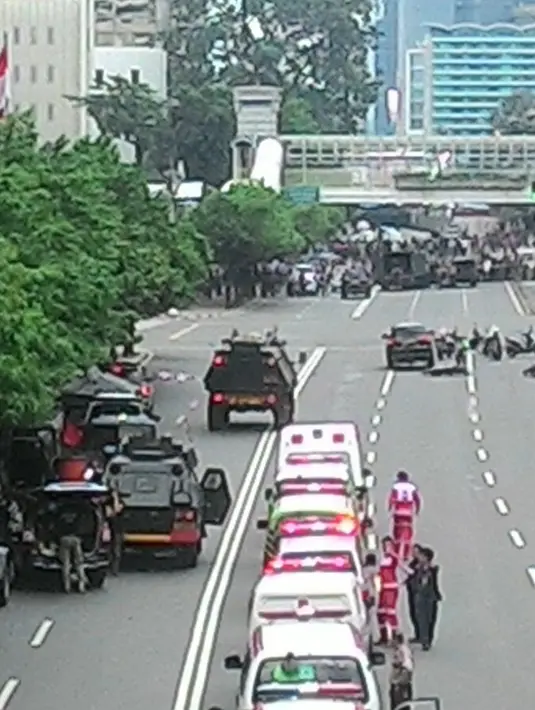 Diketahui sebelumnya terjadi baku tembak yang mengambil sandra warga negara asing, dari pantauan tim Bintang.com di lokasi kejadian, baku tembak masih terjadi. (Fathan Rangkuti/Bintang.com)