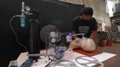 Anton Agusta melakukan uji coba ventilator buatannya di Bengkel Industri UMKM Agusta, Cidodol, Kebayoran Lama, Jakarta Selatan, Selasa (14/4/2020). Agusta membuat ventilator sederhana hasil belajar secara online dari Forum O2 yang berpusat di Kota Barcelona, Spanyol. (Liputan6.com/Angga Yuniar)
