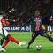 Pemain depan Arsenal asal Inggris Bukayo Saka (kedua dari kanan) menendang bola di samping gelandang Paris Saint-Germain asal Spanyol Fabian Ruiz (kiri) dan bek Paris Saint-Germain asal Portugal Nuno Mendes (kanan) selama pertandingan sepak bola leg kedua semifinal Liga Champions UEFA antara Paris Saint-Germain (PSG) dan Arsenal di stadion Parc des Princes di Paris, pada 7 Mei 2025.Thomas SAMSON / AFP