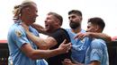 Kehadiran Terry Flanangan tak membuat Erling Haaland dan beberapa rekan satu timnya terganggu. Mereka terlihat menikmati momen kebahagian bersama walau tak berselang lama petugas keamanan langsung mengamankan sang pitch invader. (AFP/Darren Staples)