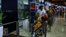 Julia Perez (Jupe) menggunakan kursi roda untuk menuju ruang tunggu keberangkatan di Bandara Seokarno Hatta, Tangerang, Senin (2/1). Menderita kanker serviks stadium 4 tak menyurutkan niat Jupe beribadah umrah ke Tanah Suci. (Liputan6.com/Herman Zakharia)
