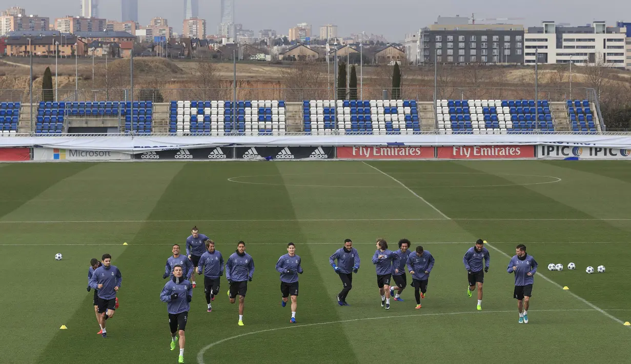 Para pemain Real Madrid, berlatih ringan sebelum menjamu Napoli pada laga 16 besar Liga Champions di   Valdebebas stadium, Madrid, Spain, (14/2/2017). (AP/Daniel Ochoa de Olza)