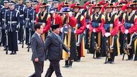 Presiden Republik Indonesia, Prabowo Subianto (kanan) bersama Presiden Korea Selatan Lee Jae myung memeriksa barisan kehormatan selama upacara penyambutan di Kantor Kepresidenan, Seoul pada Rabu 1 April 2026. Usai kunjungan kenegaraan di Jepang, Presiden Republik Indonesia, Prabowo Subianto, melanjutkan lawatannya ke Korea Selatan. (YONHAP/AFP)