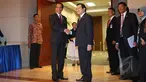 Presiden Joko Widodo melakukan pertemuan bilateral dengan PM Vietnam Truong Tang Sang di JCC, Kamis (23/4/2015). Presiden Joko Widodo membahas pertahanan dan kawasan batas laut antar dua negara. (Liputan6.com/Herman Zakharia)