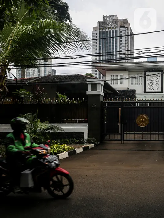 Suasana rumah dinas Edhy Prabowo setelah satu hari tertangkap KPK, di Jalan Widya Chandra V, no 26, Jakarta, Kamis (26/11/2020). KPK menetapkan Menteri Kelautan dan Perikanan Edhy Prabowo sebagai tersangka korupsi suap Izin Ekspor Benih Lobster di KKP. (Liputan6.com/Johan Tallo)