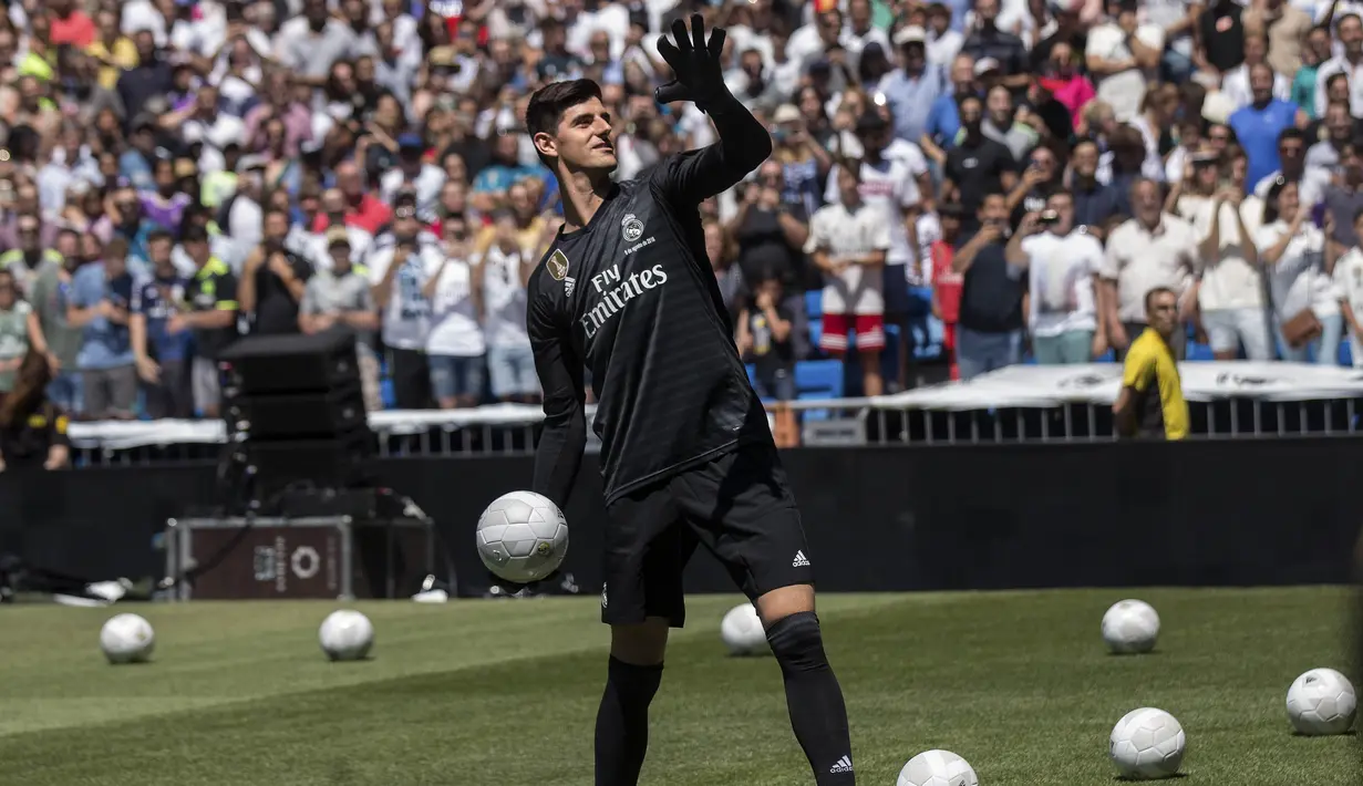 Kiper baru Real Madrid, Thibaut Courtois, melempar bola saat diperkenalkan di Stadion Santiago Bernabeu, Madrid, Kamis (9/8/2018). Pemain berusia 26 tahun pindah setelah empat musim terakhir jadi kiper utama Chelsea. (AP/Andrea Comas)