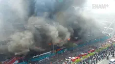Puluhan petugas pemadam Kebakaran hingga kini masih berupaya melakukan upaya pemadaman api yang membakar ratusan kios aksesoris di Pasar Senen, Jakarta Pusat.