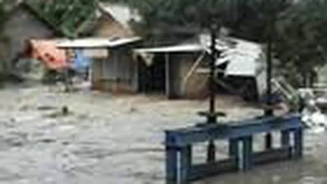 Ribuan rumah di Indramayu, Jabar, terendam banjir akibat luapan dan jebolnya tanggul Sungai Cimanuk yang tak kuat menahan tingginya debit air yang mengalir. Selain menggenangi ribuan rumah, banjir juga merendam sekolah-sekolah dan jalur Pantura.