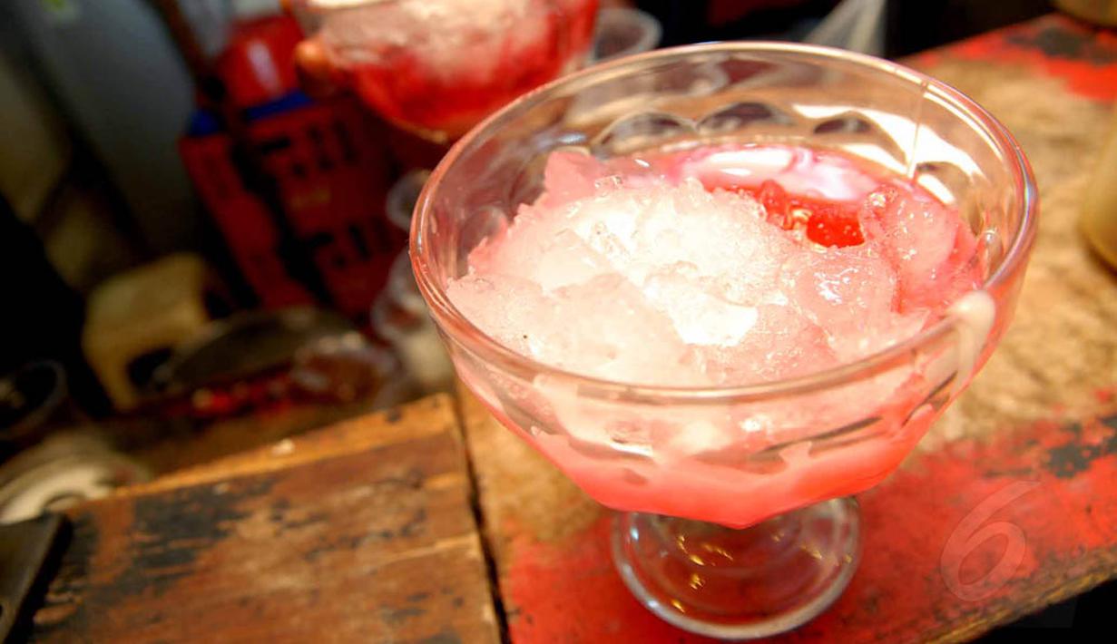 Harga es pocong ini dibandrol Rp 6.000 per gelas, Depok, Kamis (3/7/14). (Liputan6.com/Miftahul Hayat) 