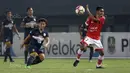 Aksi pemain Persija Jakarta, Ramdani Lestaluhu (kanan) menahan tembakan pemain Persela Lamongan, Eka Ramdani pada lanjutan Liga 1 2017 di Stadion Patriot Bekasi, Minggu (27/8/2017).  Persija menang 2-0. (Bola.com/Nicklas Hanoatubun)