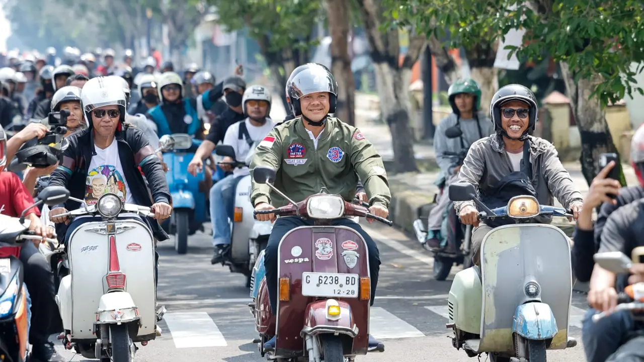 Calon Presiden (Capres) nomor urut 03 Ganjar Pranowo ngobrol santai dengan komunitas motor di GSP Cafe, Kecamatan Karanganyar, Kabupaten Pekalongan, Jawa Tengah, Selasa (16/1/2024).
