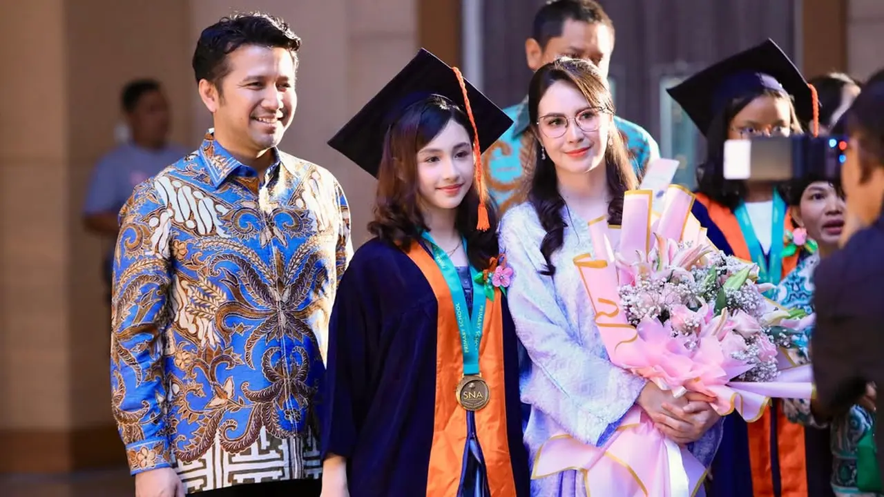 Tanpa Kebaya, Arumi Bachsin Tampil Anggun dengan Batik di Wisuda Putrinya, Lakesha Ariestia Dardak