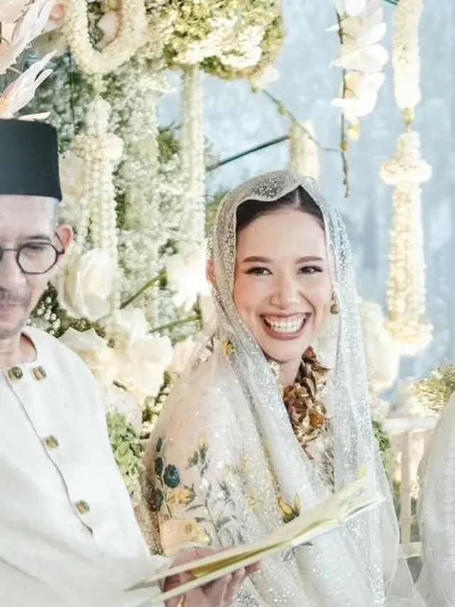 Calon Istri Rio Haryanto jelang pernikahan saat pengajian. [@sandiuno]