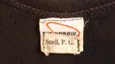 Nama Peter Snell tertulis pada salah satu bagian di singlet miliknya yang ia pakai saat menjuarai lomba lari 1500m di Olimpiade Tokyo tahun 1964. Singlet yang dikenakan Peter ini terjual saat lelang dengan harga 100 Ribu Dolar Amerika. (AFP Photo)