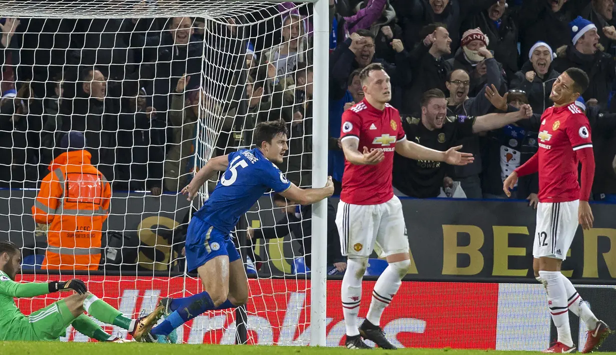 Bek  Leicester City, Harry Maguire (kedua kiri) berselebrasi usai mencetak gol ke gawang Manchester United selama pertandingan Liga Inggris di King Power Stadium pada 23 Desember 2017. (AFP Photo/Roland Harrison)