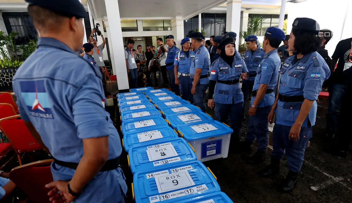 Sejumlah kotak berisi berkas yang dibawa Partai Demokrat saat mendaftarkan diri ke Komisi Pemilihan Umum (KPU) Jakarta, Senin (16/10). Partai Demokrat membawa 17 kotak berisi dokumen sebagai syarat pendaftaran. (Liputan6.com/JohanTallo)